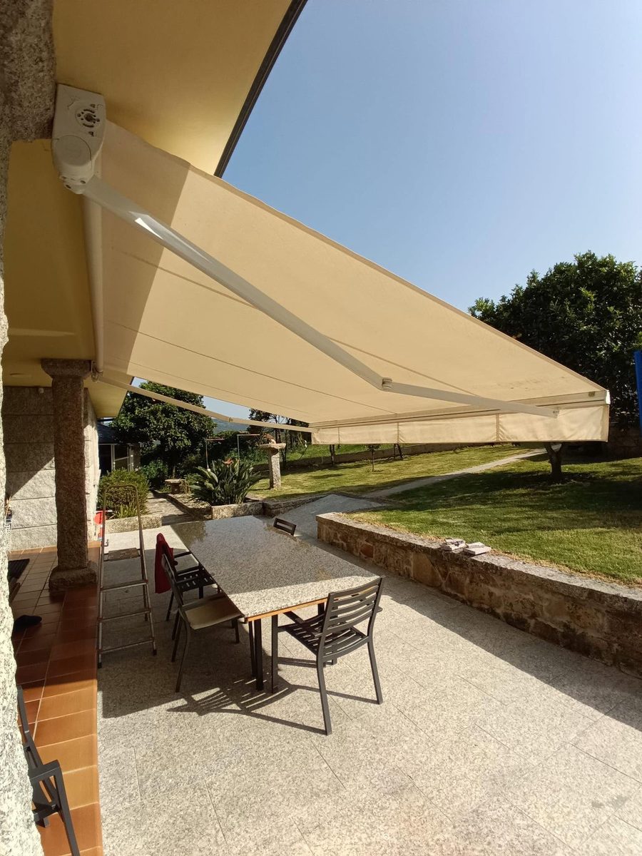 Toldo cofre instalado en terraza con jardín en Galicia