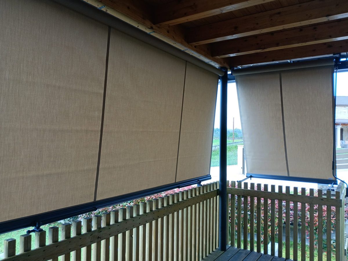 Cortinas verticales tipo estor en porche - Toldos MultiNoia