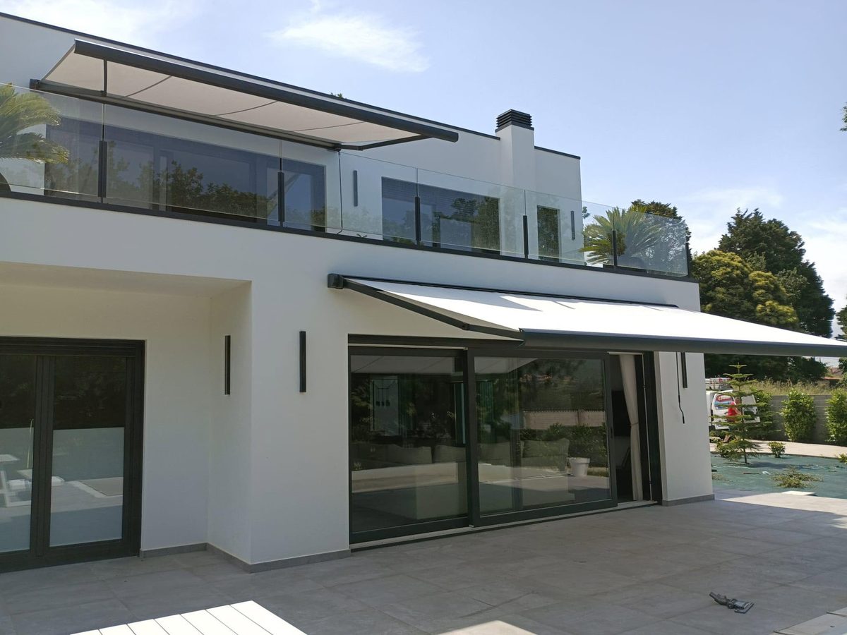 Toldos instalados en vivienda moderna - Toldos MultiNoia