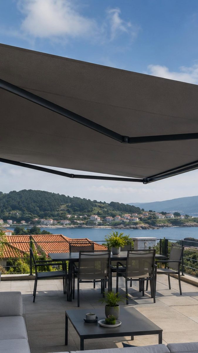 Toldo retráctil sobre terraza con vistas al mar