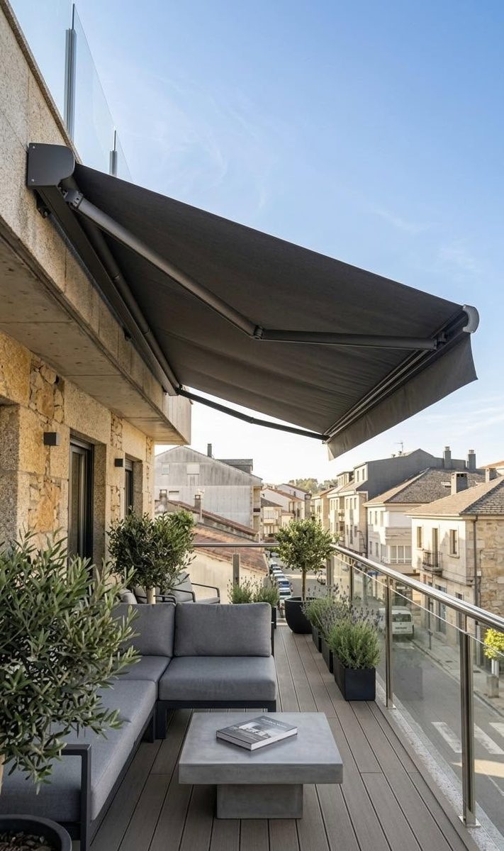 Toldo oscuro en balcón con vistas a la villa